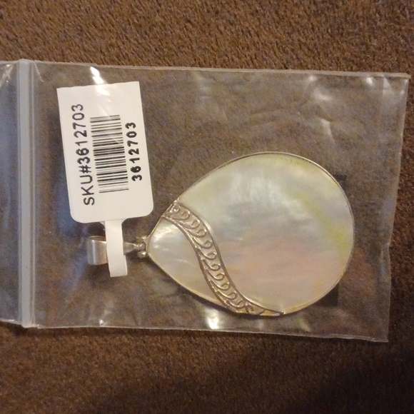 Mother of Pearl Drop Pendant in 925 Sterling Silver - Picture 2 of 6